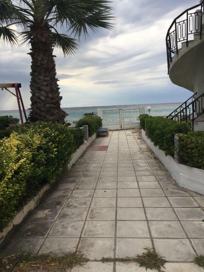 Seafront Maisonette In Fourka Bagian luar foto