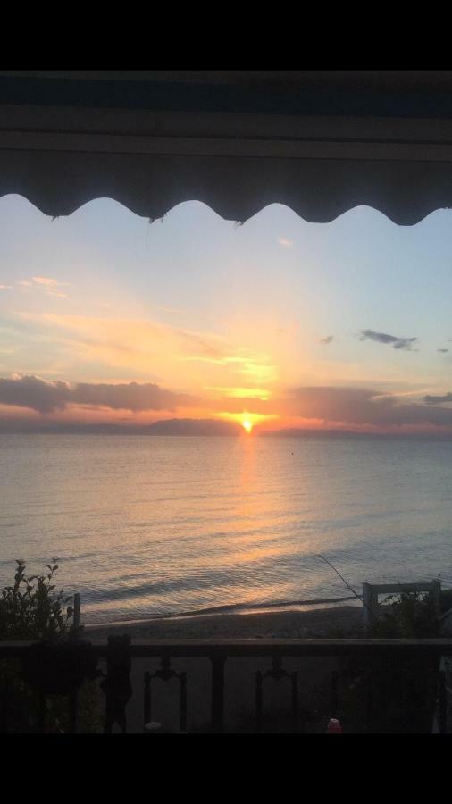 Seafront Maisonette In Fourka Bagian luar foto